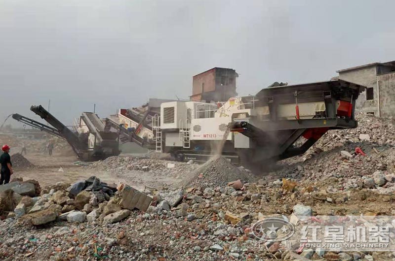 移動(dòng)破碎機(jī)建筑垃圾破碎現(xiàn)場(chǎng)
