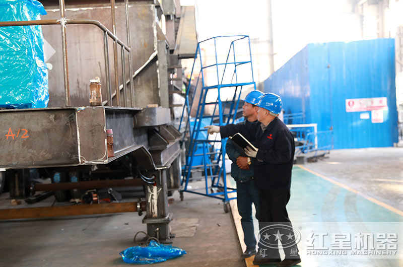 為保證質(zhì)量，老師傅現(xiàn)場指導設備生產(chǎn)