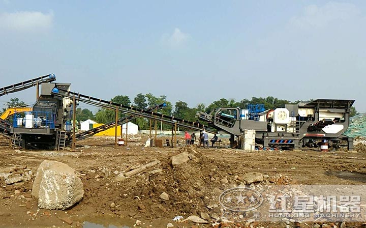 輪胎式建筑廢料粉碎機作業(yè)現(xiàn)場