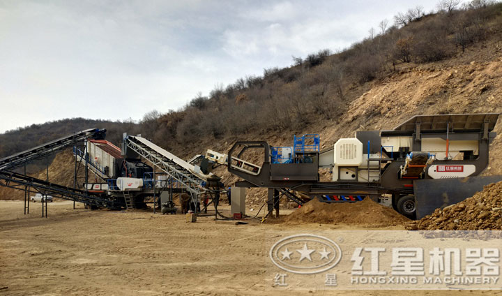 時產(chǎn)200噸移動破碎設(shè)備生產(chǎn)現(xiàn)場，運行平穩(wěn)，不間斷作業(yè)