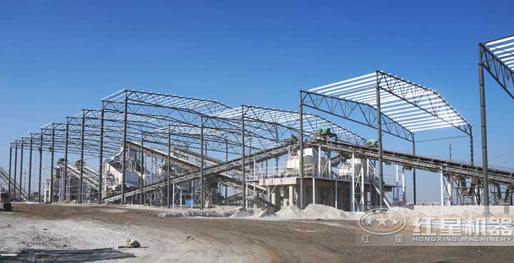 時產(chǎn)800噸生產(chǎn)現(xiàn)場，多臺設(shè)備同時作業(yè)