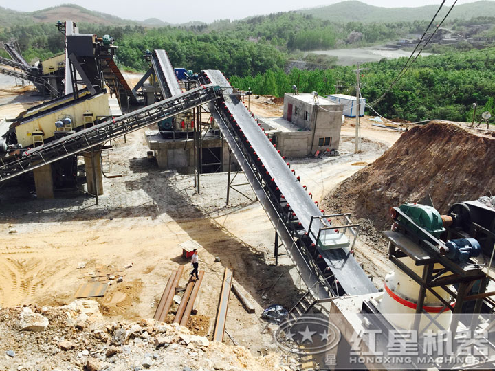 碎石現(xiàn)場，多種破碎設(shè)備可搭配使用